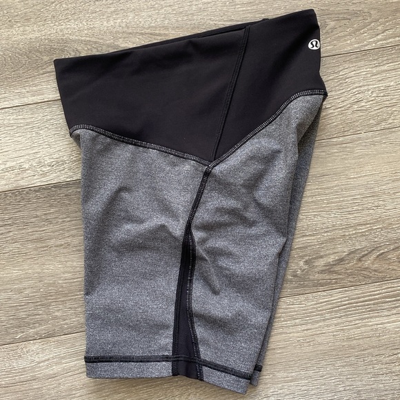 Lululemon Train Times Short *6"
Heathered Black / Black Size 4 - Picture 4 of 7